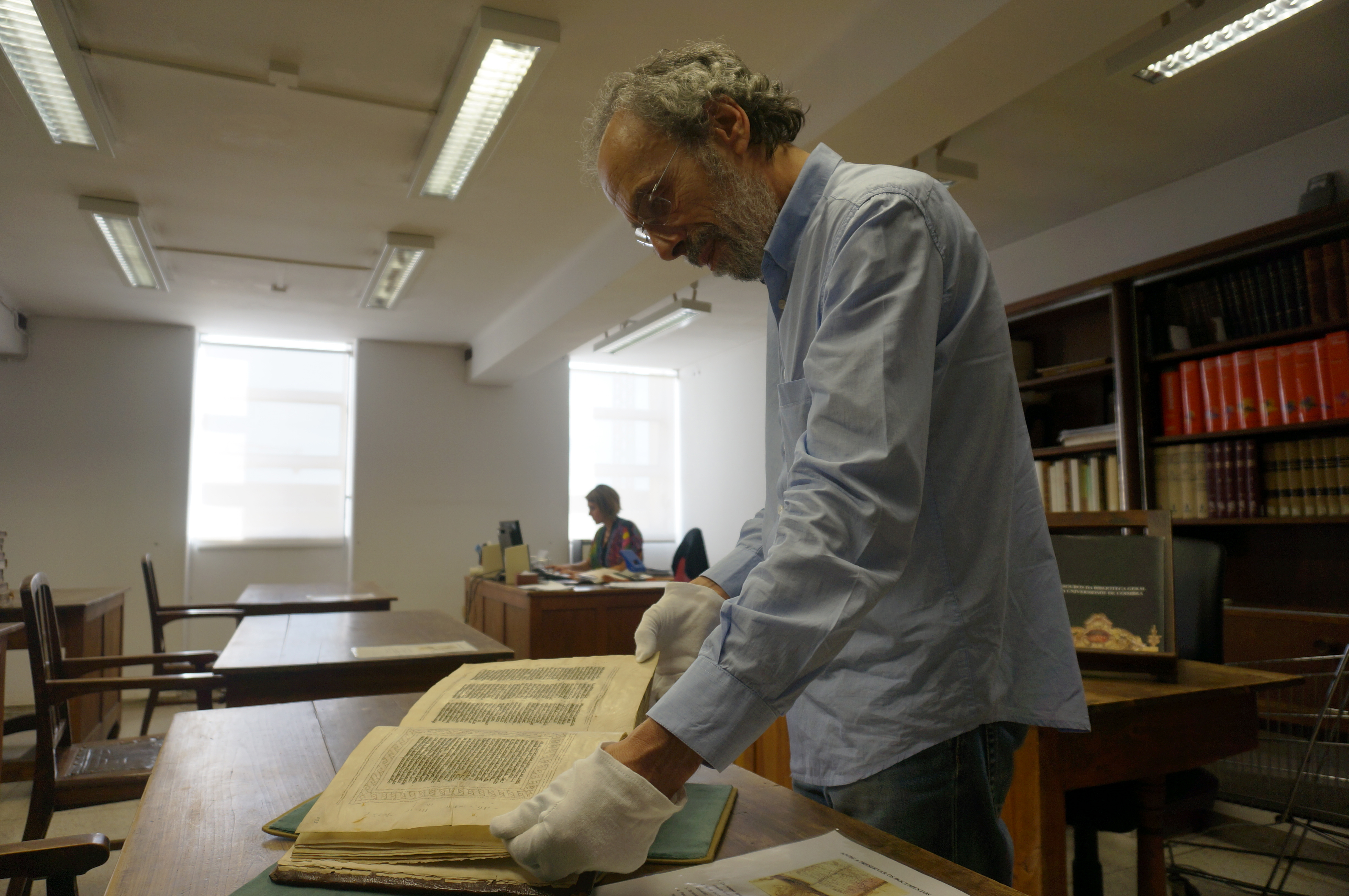 António Eugénio Maia do Amaral shows a journalist the Abravanel Hebrew Bible in the University of Coimbra, Portugal, on Oct. 16, 2016. Photo by Canaan Lidor.