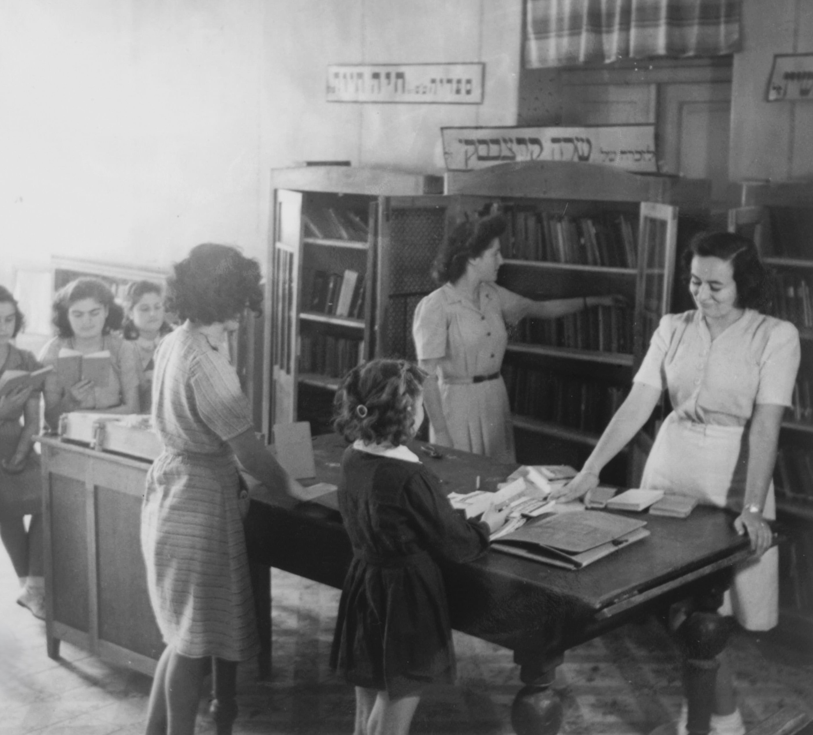 The Spitzer Girls School Library in Jerusalem, 1940. Credit: Levi, KKL-JNF Photo Archive.