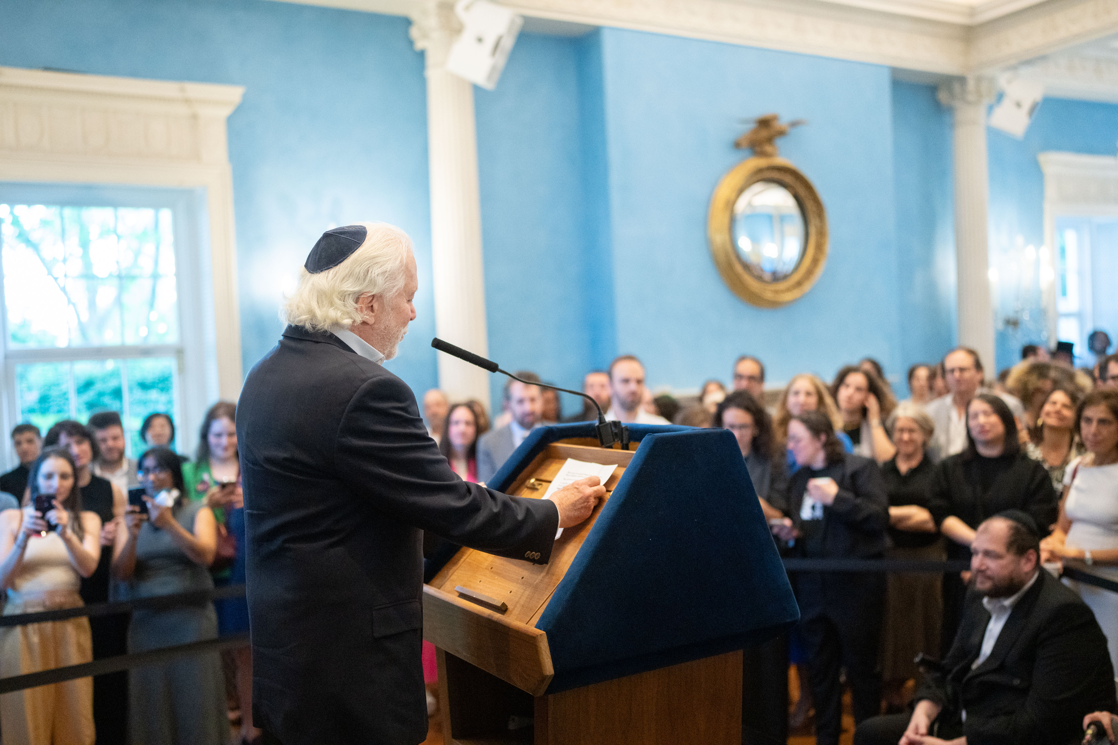 בקבלת פנים שנויה במחלוקת של חודש המורשת היהודית, ממדאני מתחייב ל-26 מיליון דולר למלחמה בפשעי שנאה