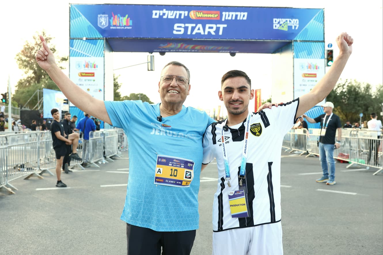 Former hostage Rom Braslavski started the 10-kilometer race in the Jerusalem Winner Marathon alongside Jerusalem Mayor Moshe Lion, April 14, 2025. Credit: Sportphotography.