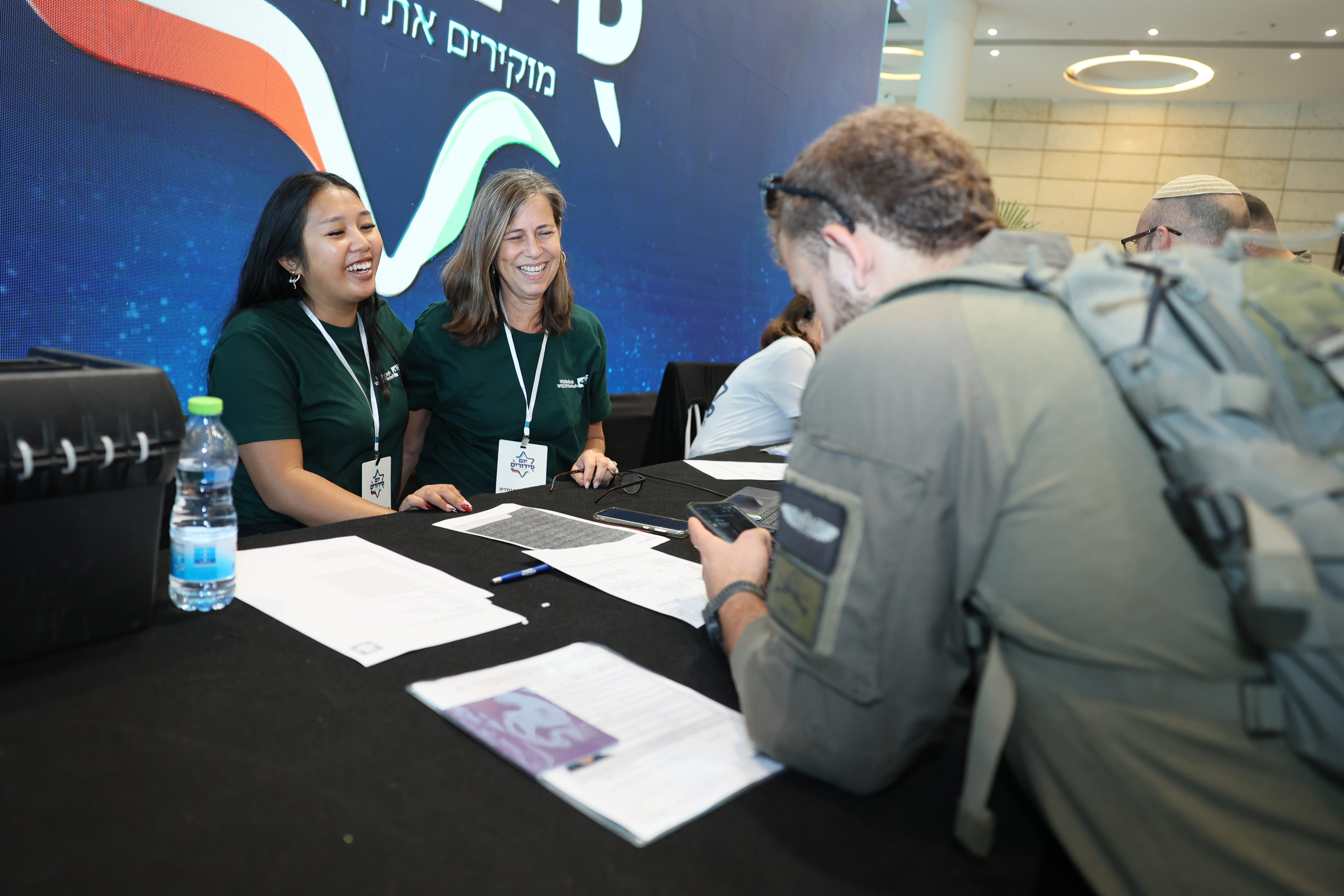 A lone soldier receives assistance at Nefesh B’Nefesh’s “Yom Siddurim” at Expo Tel Aviv, Nov. 13, 2025. Photo by Bar Bino.