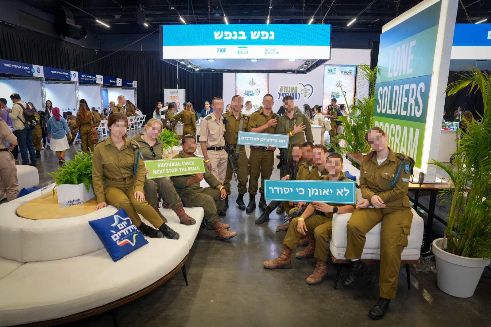 IDF lone soldiers gather at the “Yom Siddurim” event at Expo Tel Aviv, Oct. 22, 2026. Photo by Shahar Azran.
