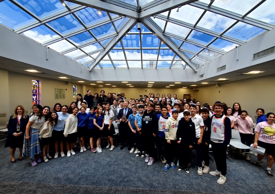 Gottheimer talks about leadership, Jew-hatred with seventh graders at Modern Orthodox school in New Jersey