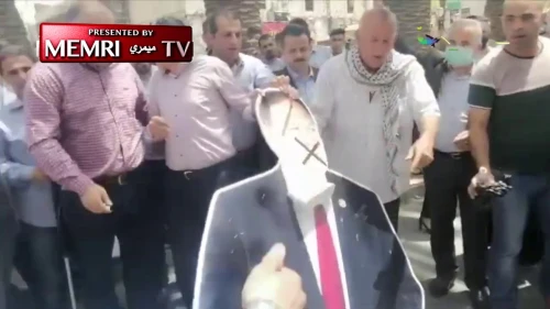 Palestinians burn an effigy of U.S. Secretary of State Mike Pompeo in Nablus on May 14, 2020. (MEMRI)