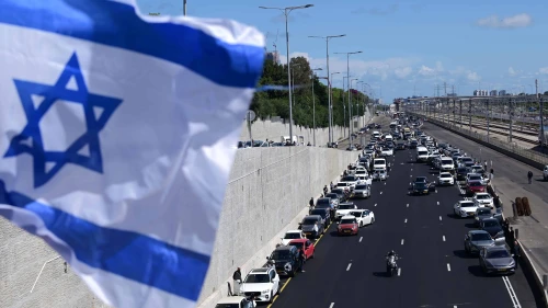 People stand still in Tel Aviv as a two-minute siren is sounded across Israel to mark Holocaust Remembrance Day, May 6, 2024. Photo by Tomer Neuberg/Flash90.