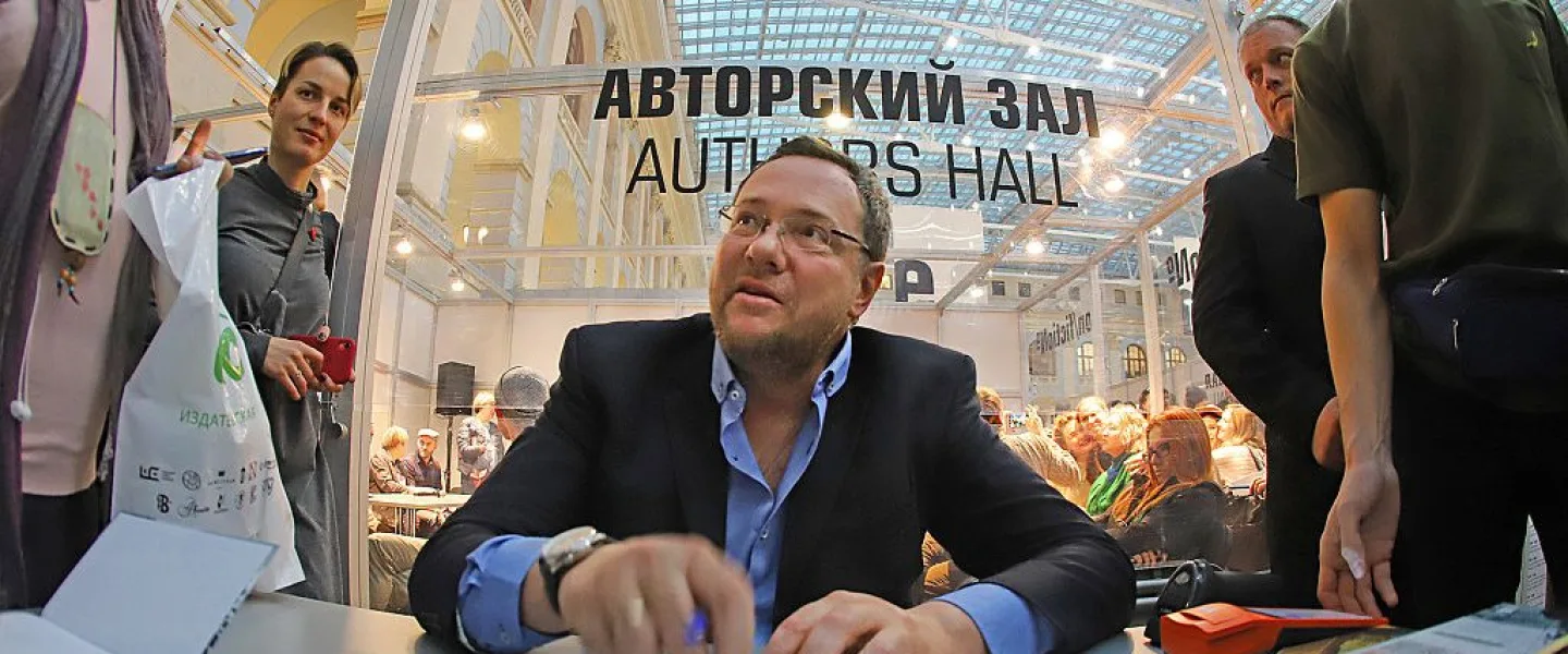 Alexander Ilichevsky signs books at a fair in Moscow. Credit: Vadim Brodsky.