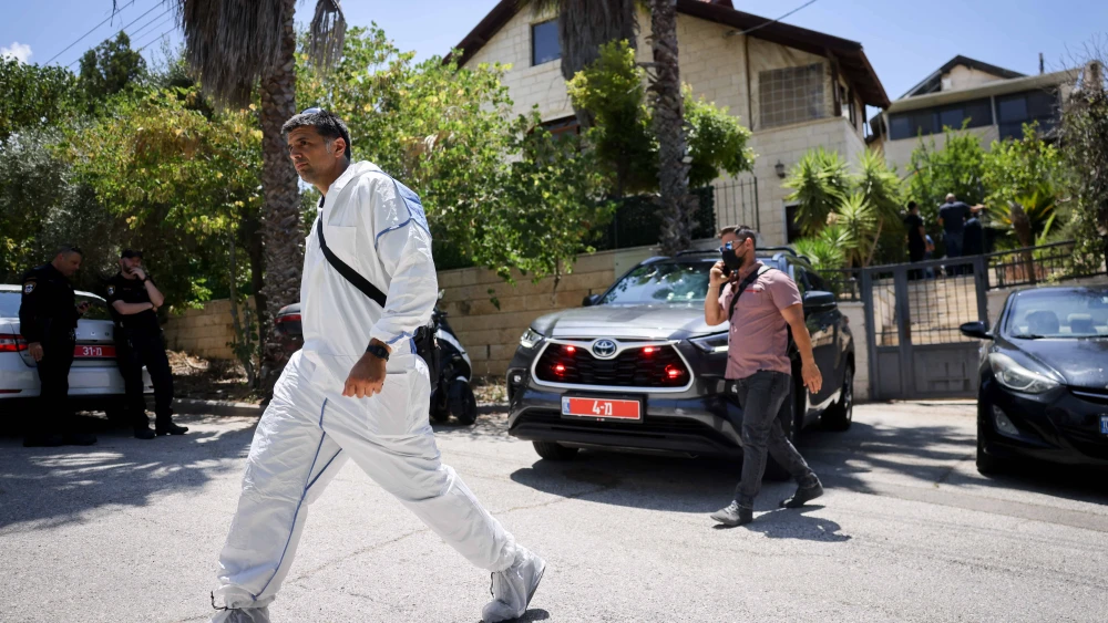 Security personnel at the scene where an Israel Prison Service officer was found murdered, in Givon Hahadasha, Samaria, July 8, 2024. Photo by Chaim Goldberg/Flash90.