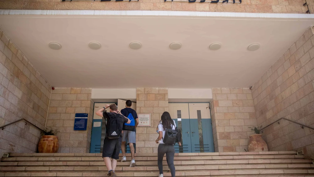 Students arrive at the Gymnasia Rehavia high and middle school compuond in Jerusalem on June 11, 2020. Photo by Yonatan Sindel/Flash90.
