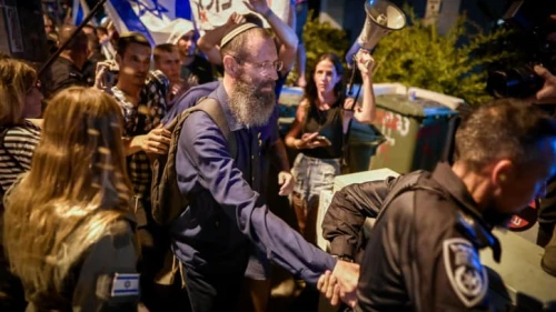 Rabbi Yigal Levenstein arrives to teach while activists protest against him in Tel Aviv, Sept. 19, 2023. Photo by Avshalom Sassoni/Flash90.