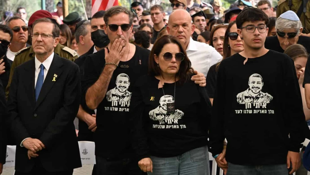 IDF Staff. Sgt. Itay Chen's family and Israeli President Isaac Herzog (left), attend his funeral at the Kiryat Shaul Cemetery in Tel Aviv, Nov, 9, 2025. Photo by Haim Zach/GPO.