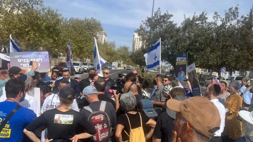 Protesters calling for the resumption of war and the defeat of Hamas in front of the Prime Minister's Office in Jerusalem, Nov. 2, 2025. Credit: Tikvah Forum.