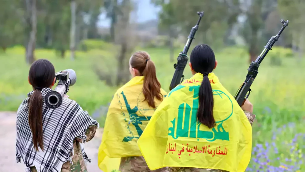 Младший лейтенант С., младший лейтенант А. и капрал С. во время полевых учений. Фото Орена Коэна.