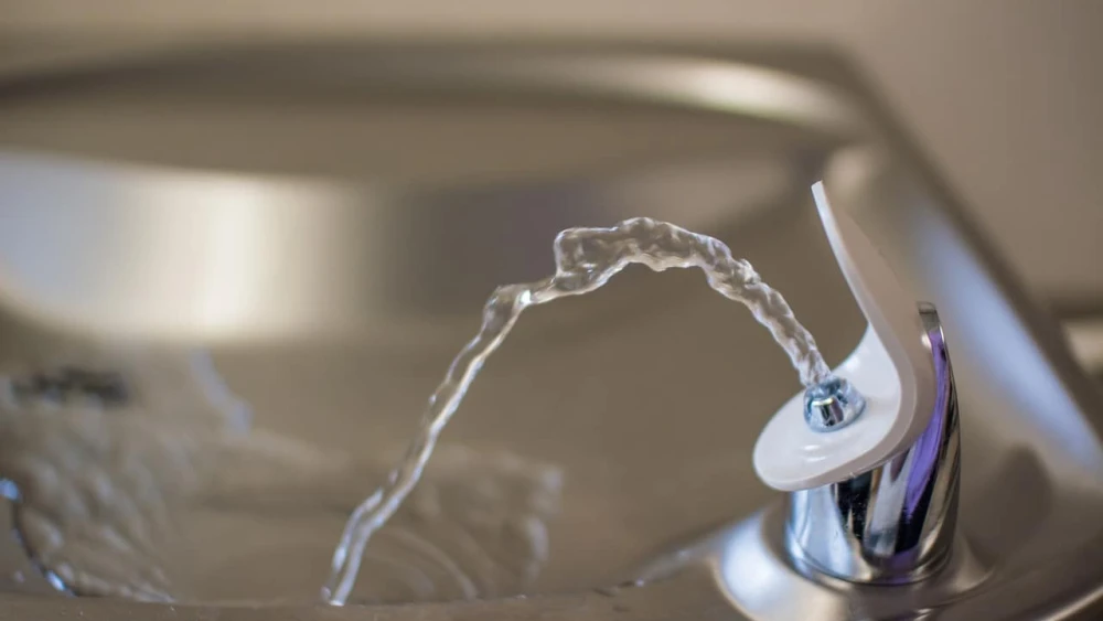 School water fountains and individual water bottles help keep students cool. Credit: Jason Gillman/Pixabay.