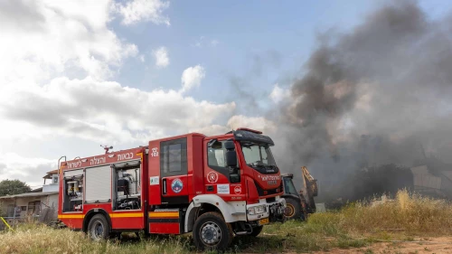 Firefighters try to extinguish a fire which broke out in Moshav Yashresh in central Israel, May 3, 2024. Photo by Yossi Aloni/Flash90.