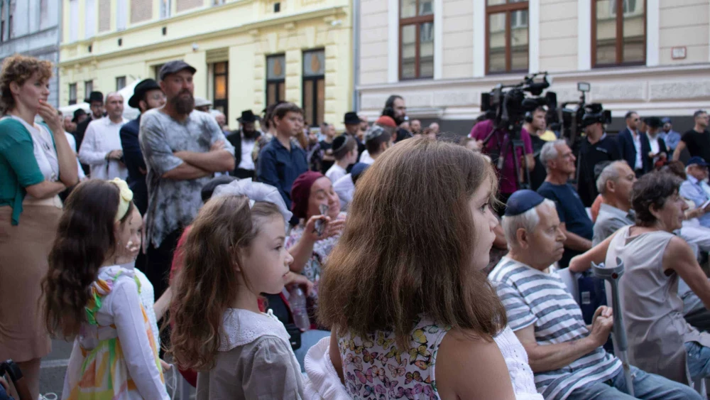 Crowd attends opening of refurbished Ohel Eszter synagogue in Budapest, Sept. 5, 2023. Photo by David Isaac.