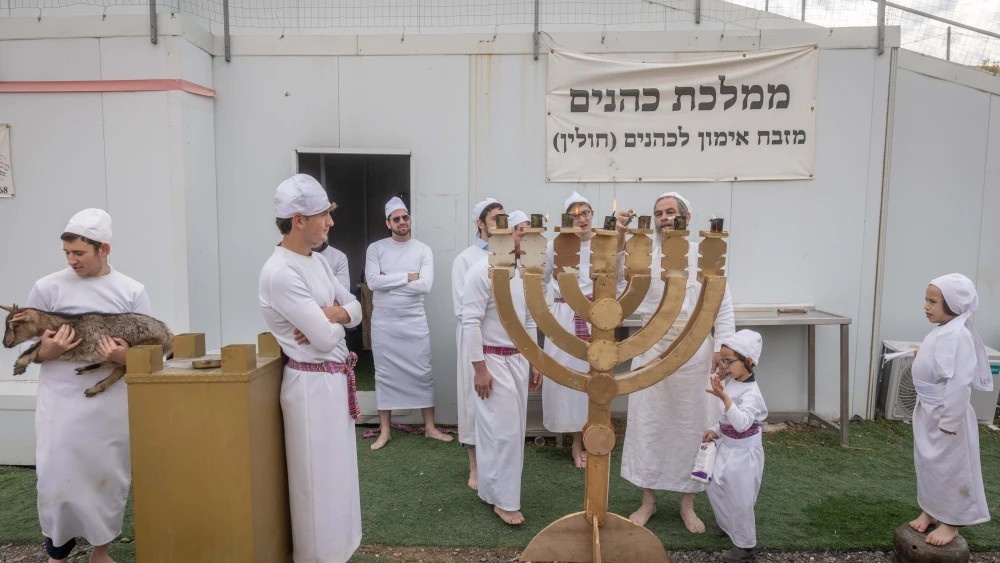 Jewish priests (Kohanim) practice in rituals on an altar built to the original dimensions of the Temple altar according to Jewish tradition, at the Letchila Haredi Farm near Ma’ale Adumim, in the West Bank, December 21, 2025. Photo by Chaim Goldberg/Flash90 *** Local Caption *** מאחז חרדי כהנים מזבח יהדות מזבח חוות לכתחילה דת בית המקדש