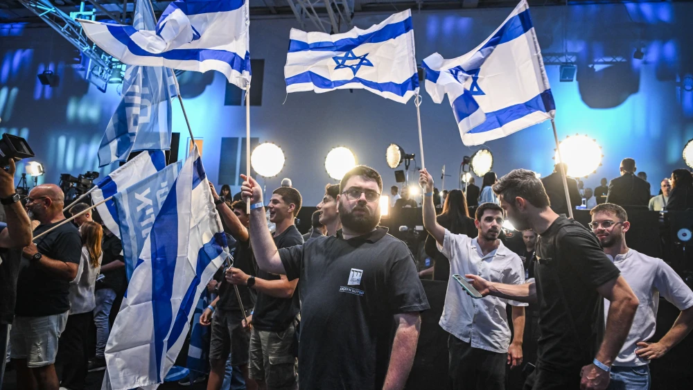 Supporters watch the exit poll results following the closing of polling stations at the Yashar party’s election headquarters in Tel Aviv, on Israel’s general election night, October 27, 2026. Photo by Avshalom Sassoni/Flash90