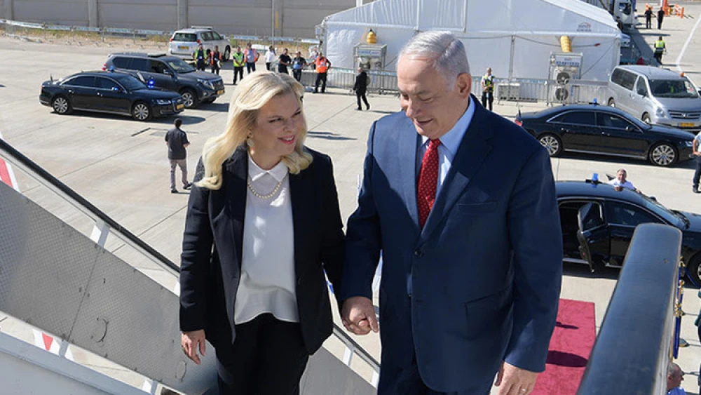 Israeli Prime Minister Benjamin Netanyahu and his wife, Sara, upon their departure for Bulgaria. Credit: Amos Ben-Gershom/GPO.