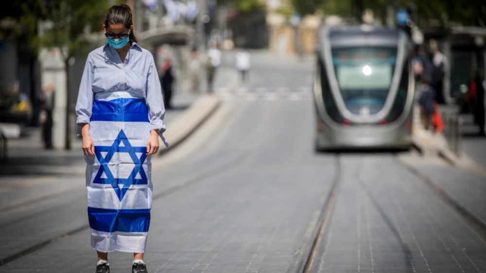 Pedestrians and drivers stand still as a siren sounds across Israel to mark Yom Hazikaron, the country's Memorial Day, which commemorates fallen Israeli soldiers and victims of terror, in Jerusalem on April 28, 2020. Photo by Yonatan Sindel/Flash90.