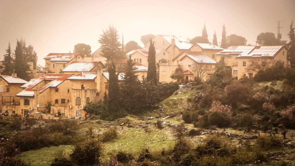View of a light snowfall in the Jewish settlement of Efrat, March 15, 2022. Photo: Gershon Elinson/Flash90