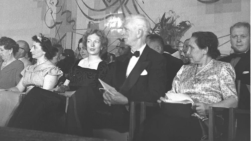 U.S. Ambassador James McDonald and Mrs. Ruth McDonald next to Zippora Sharett at a gala fashion show at the Sharon hotel in Herzliya, on April 7, 1949. Photo: National Photo Collection of Israel/Wikimedia Commons.