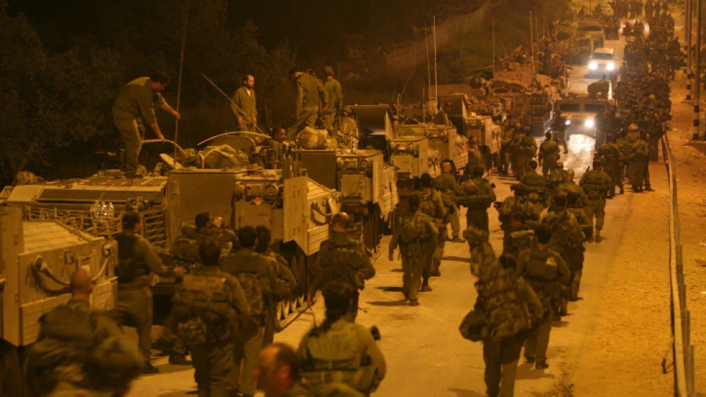 Israeli ground troops march toward Lebanon from northern Israel, Aug. 2, 2006. Photo by Pierre Terdjman/Flash90.