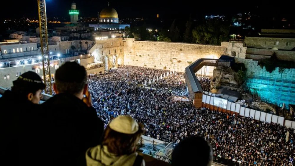 Jews gather at the Western Wall in Jerusalem for the final selichot, or penitential prayers, ahead of Yom Kippur, Oct. 9, 2019. Source: Twitter.