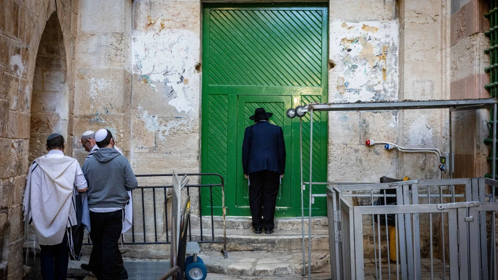 Jews pray at a gate to the Temple Mount in Jerusalem's Old City during Passover, April 17, 2025. Photo by Chaim Goldberg/Flash90.