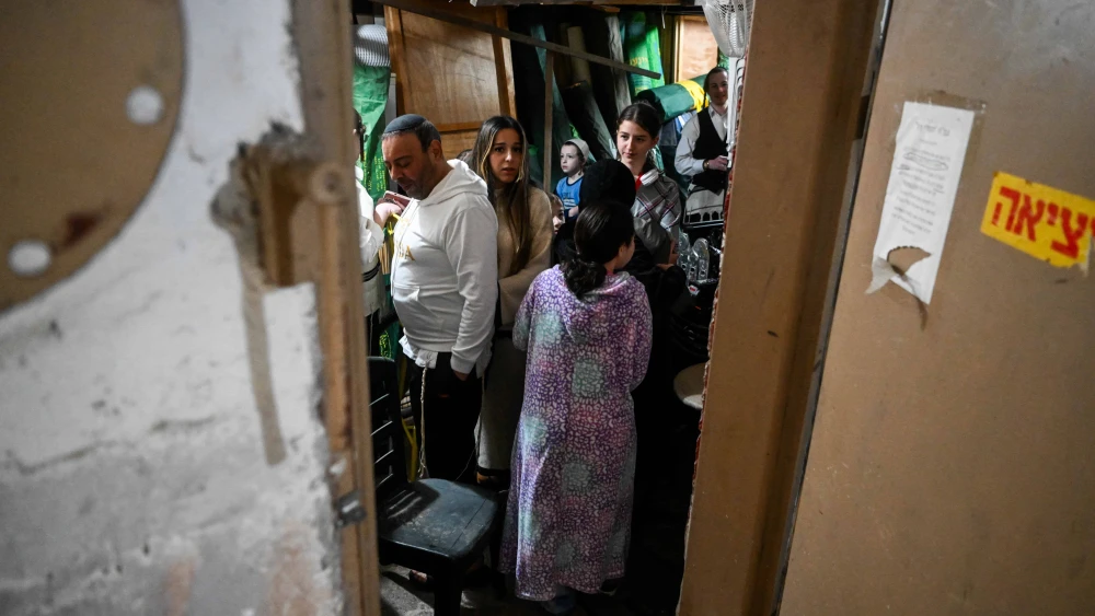Israelis seek shelter in Jerusalem as air-raid sirens warn of drones and missiles fired by Iran, April 14, 2024. Photo by Arie Leib Abrams/Flash90.