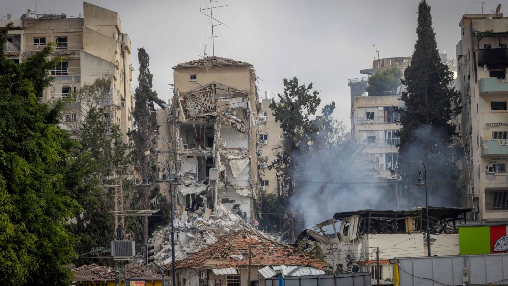 Israeli security and rescue forces at the scene where an Iranian ballistic missile hit a residential building in Rehovot, June 15, 2025. Photo by Chaim Goldberg/Flash90.
