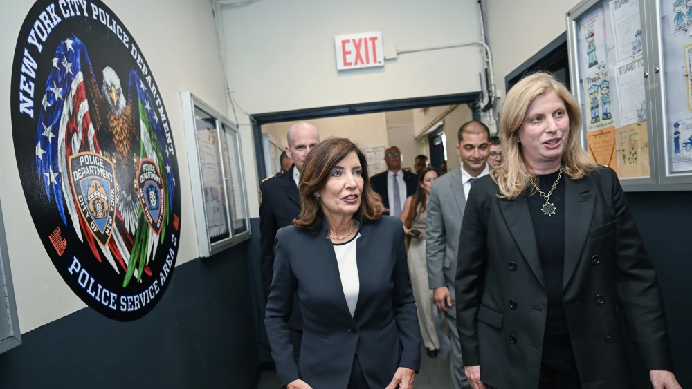 Hochul Tisch