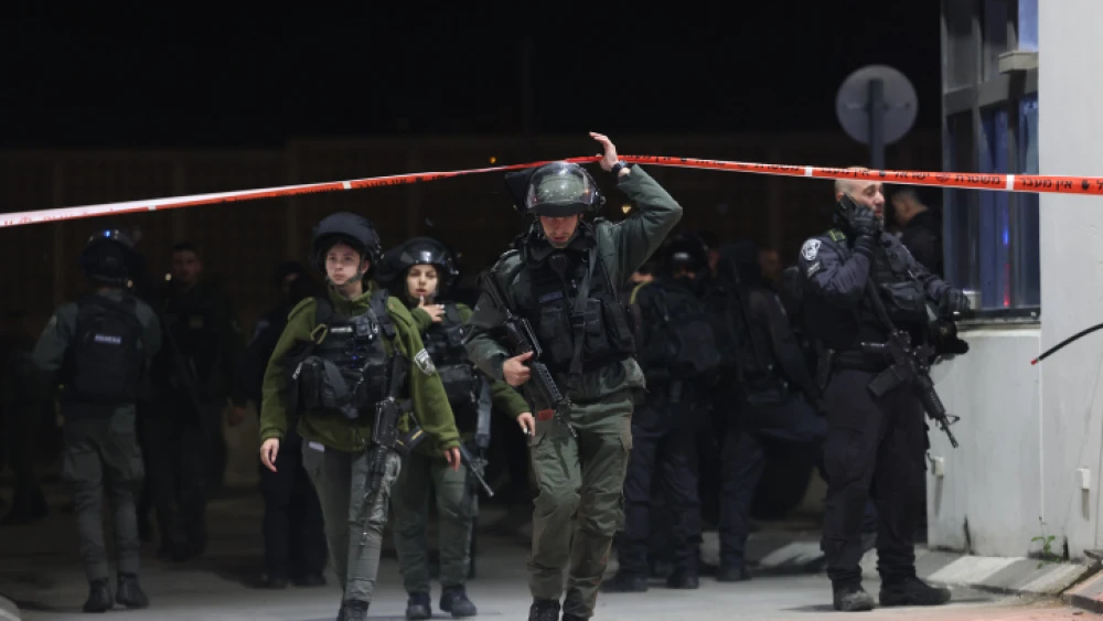 Israeli security at the scene of a terror attack where an Israeli Border Policeman was critically hurt in a stabbing at the Shuafat checkpoint in eastern Jerusalem. Feb. 13, 2023. Photo by Yonatan Sindel/Flash90.