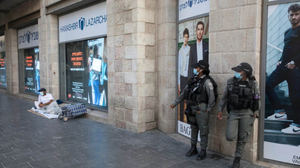 Israeli Border Police patrol Jaffa Road in Jerusalem's city center to prevent coronavirus lockdown violations, Sept. 23, 2020. Photo by Nati Shohat/Flash90.