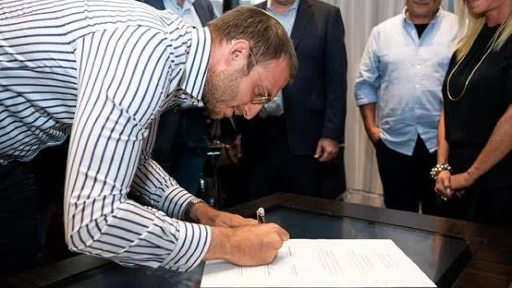 Mosaic United CEO Rabbi Benji Levy signs a partnership agreement with the leadership of UJA Federation of Greater Toronto to officialize the Toronto Jewish community’s investment in the Shalom Corps Jewish service initiative. Credit: Mosaic United.