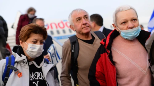 Immigrants fleeing the war in Ukraine on a rescue flight arrive at Ben-Gurion International Airport, March 6, 2022. Photo by Tomer Neuberg/Flash90.