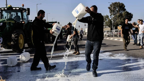 Farmers from the western Negev block Gilat Junction in protest of proposed dairy reforms. January 05, 2026. Photo by Tsafrir Abayov/FLASH90 *** Local Caption *** חקלאים צומת גילת מחאה נגד רפורמת החלב הפגנה