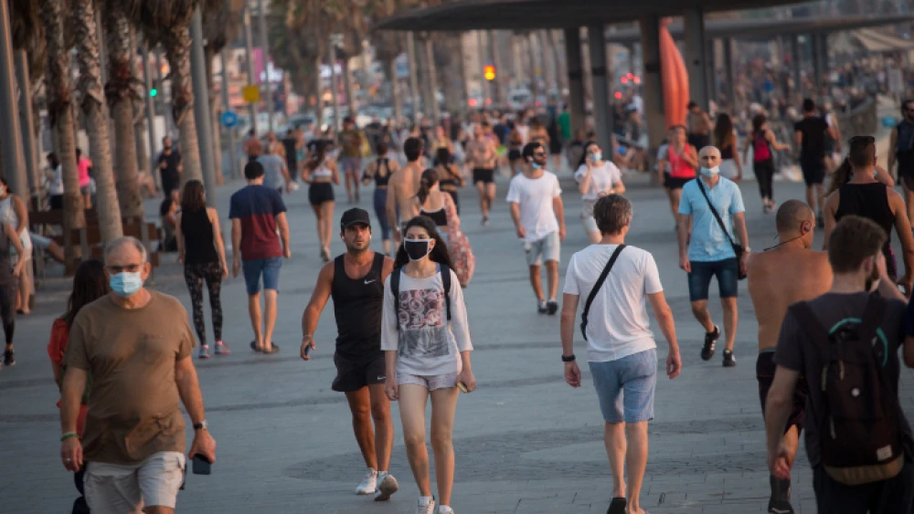 Pedestrians in Tel Aviv on July 7, 2020. Photo by Miriam Alster/Flash90.