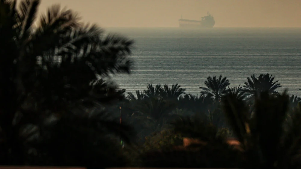 Una fotografía tomada desde la ciudad de Al Jeer, en el emirato de Ras Al Khaimah, al norte de los Emiratos Árabes Unidos, muestra un petrolero pasando por el estrecho de Ormuz el 25 de febrero de 2026. Foto de Fadel Senna/AFP vía Getty Images.