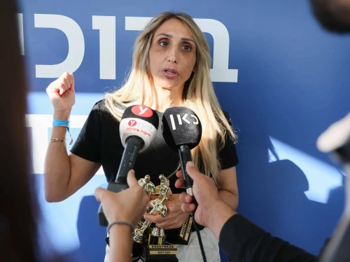 Tami Braslavski, mother of released Israeli hostage Rom Braslavski, speaks to press at Sheba Medical Center, Oct. 15, 2025. Photo by Jonatan Shaul/Flash90.