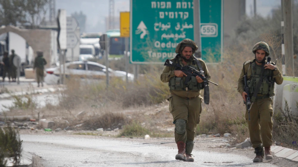 Israeli soldiers near the scene after a Palestinian assailant stabbed a reserve soldier at a bus stop near entrance to Shechem/Nablus, Oct. 11, 2018. Photo by Nasser Ishtayeh/Flash90.