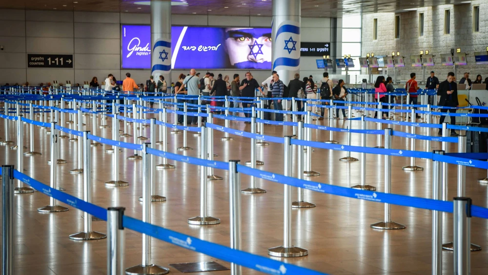 Passengers at Ben-Gurion International Airport near Tel Aviv, May 4, 2025. Photo by Avshalom Sassoni/Flash90.