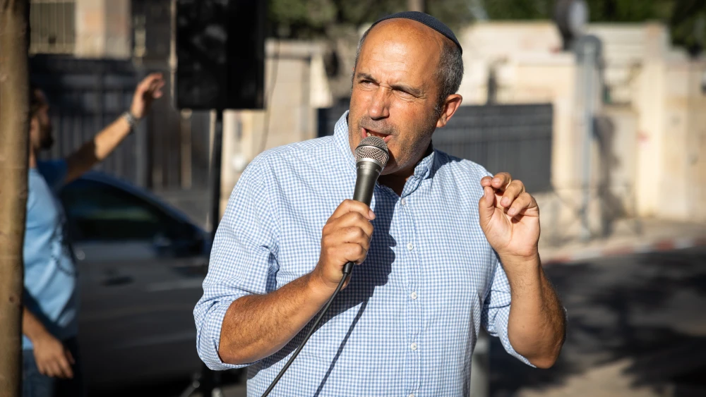 Jerusalem Deputy Mayor Arieh King speaks during a protest outside the French Consulate in Jerusalem, Israel, calling for its closure, September 29, 2025. Photo by Noam Revkin Fenton/Flash90.