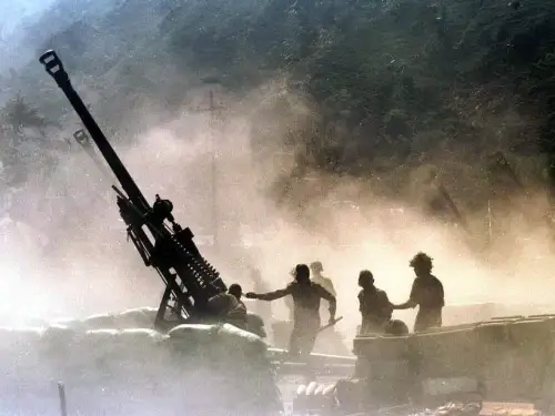 Indian artillerymen fire their Swedish Bofors cannon toward the Pakistani side of the Line of Actual Control (LAC) near Uri in the disputed Himalayan state of Jammu and Kashmir, Aug. 4, 1998. Photo by Tauseef Mustafa/AFP via Getty Images.