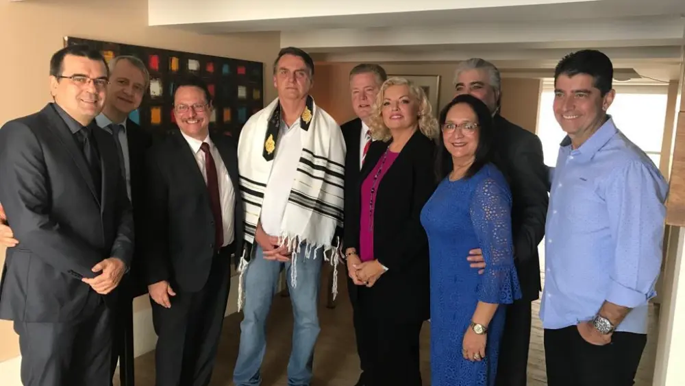 From left: Jarbas Aragao Brazilian Christian journalist , Albert Vexler , Director of Jerusalem Presidential Prayer Breakfast ,President-elect Jaír Bolsonaro , Jim and Rosemary Garlow , Well Versed, Ramiro and Ophalinda Pena, and Pastor Valandro. Credit: Mario Bramnick.
