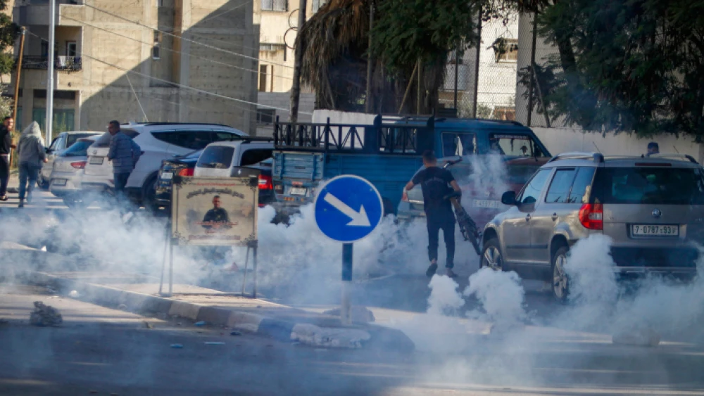 IDF soldiers surround a house during an arrest raid in the Askar refugee camp on the eastern outskirts of Nablus, Dec. 18, 2022. Photo by Nasser Ishtayeh/Flash90.