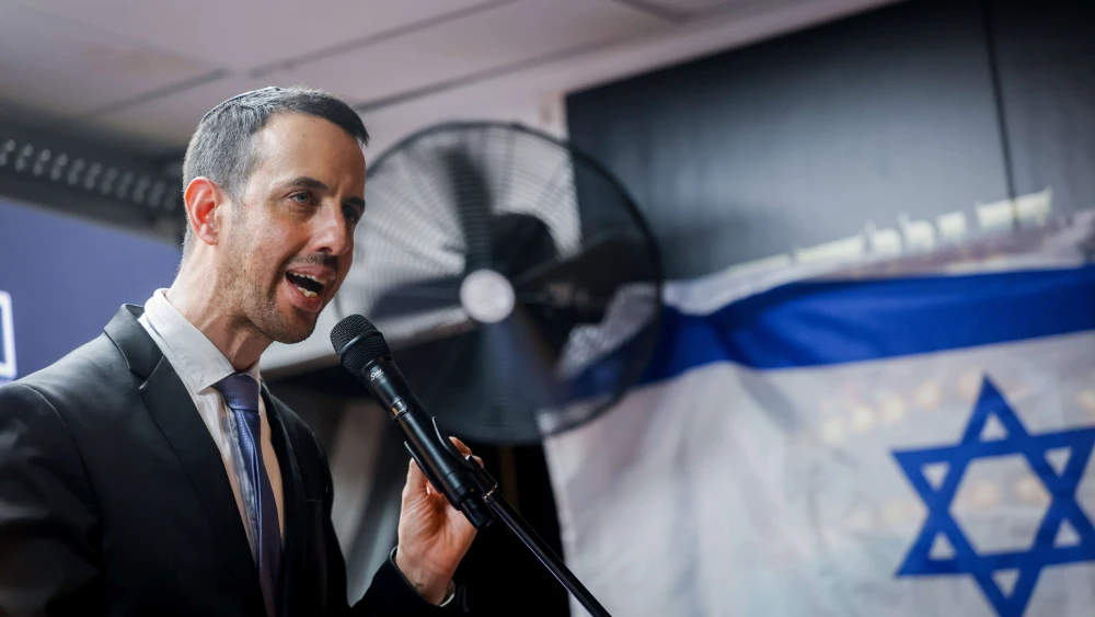 MK Ariel Kallner speaks during a protest in support of Israeli Prime Minister Benjamin Netanyahu and the continuation of fighting in the Gaza Strip, July 21, 2024. Photo by Chaim Goldberg/Flash90.