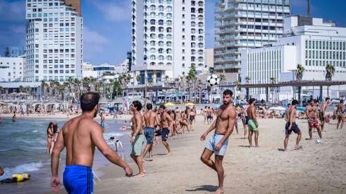 People enjoy the beach in Tel Aviv, Oct. 5, 2024. Photo by Avshalom Sassoni/Flash90.