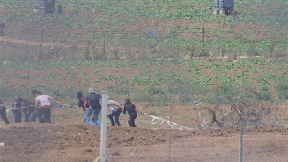 Gazan rioters attempting to infiltrate Israel and burn the security fence adjacent to the Karni Crossing in the northern Gaza Strip. Credit: IDF.