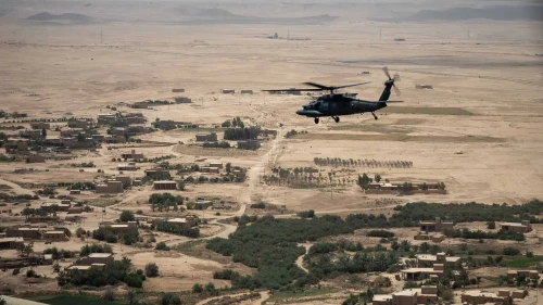 Un UH-60 Black Hawk de la 11.ª Brigada de Aviación de Combate vuela durante una misión en el área de operaciones del Comando Central de EE. UU. dentro de áreas designadas de Irak y Siria, el 6 de junio de 2022. Crédito: Mayor Karl R. Cain II/Ejército de EE. UU.