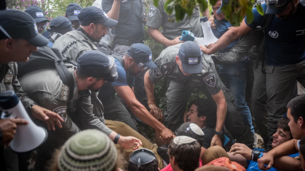 Israeli police evacuate people from a home in the Jewish neighborhood of Netiv Ha’avot in Gush Etzion on June 12, 2018. Photo by Yonatan Sindel/Flash90.